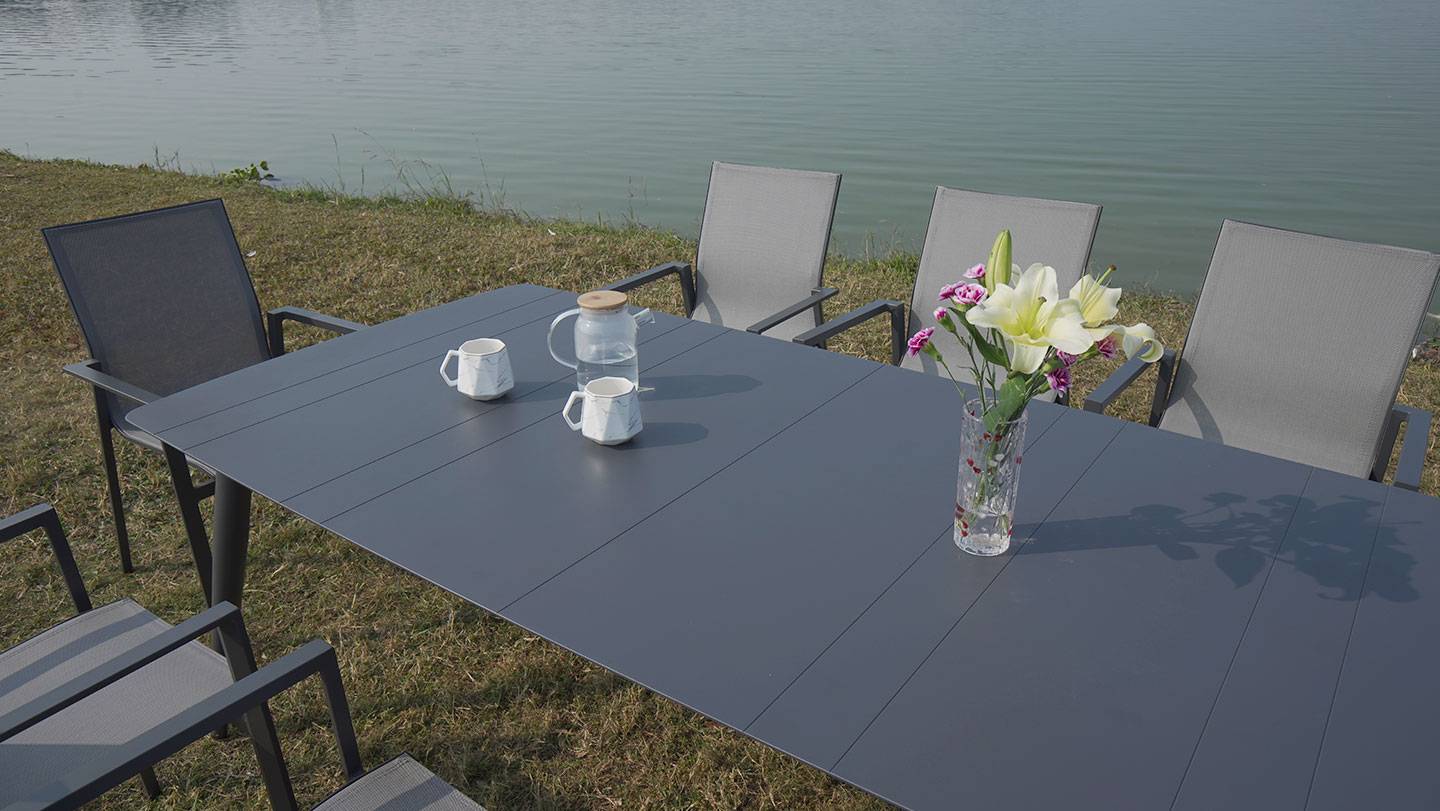 outdoor dinning table and chairs